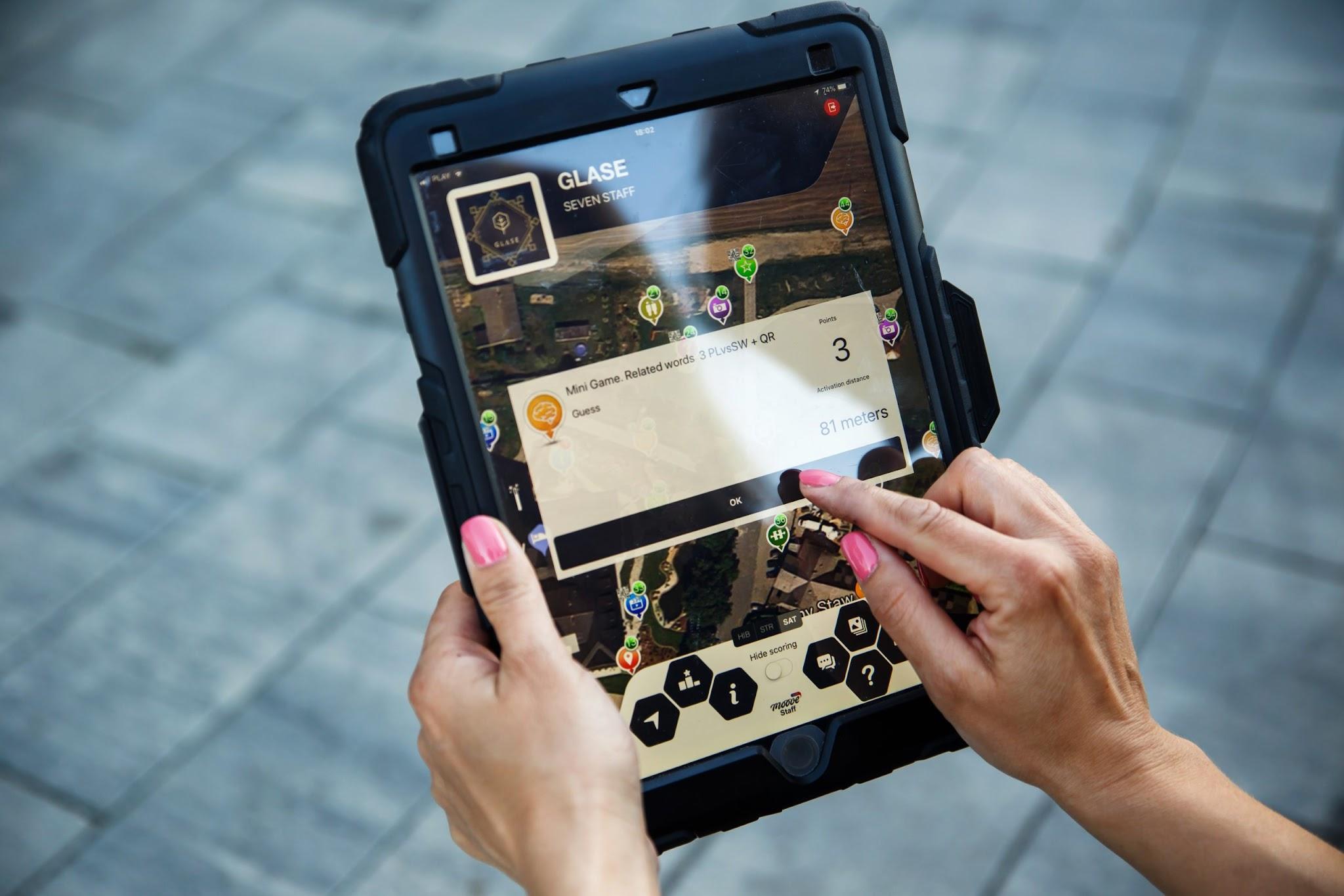 Uczestnicy gry terenowej Show me Łódź z iPadami